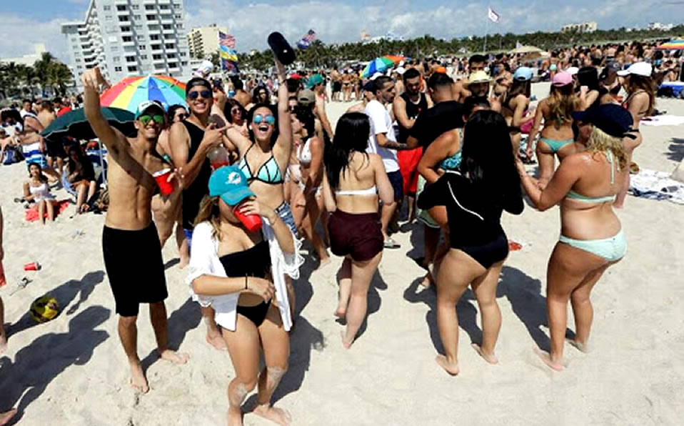 Los jóvenes de las universidades en Estados Unidos suelen hacer viajes de Spring Break a México. (AP)
