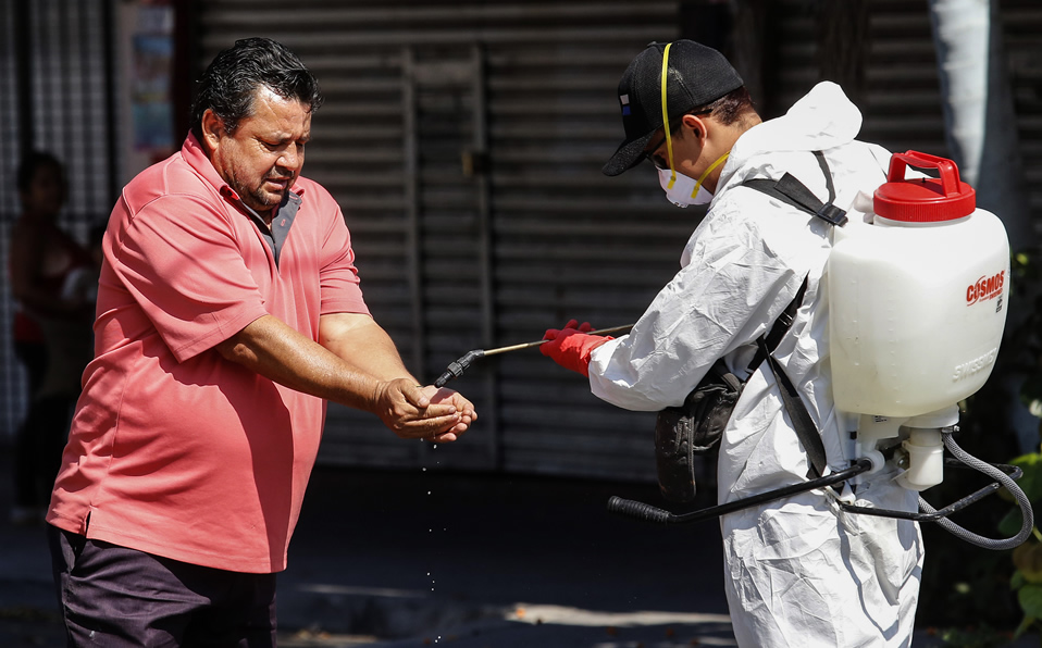En México siguen buscando fórmulas para evitar que se disparen los contagios (AFP)