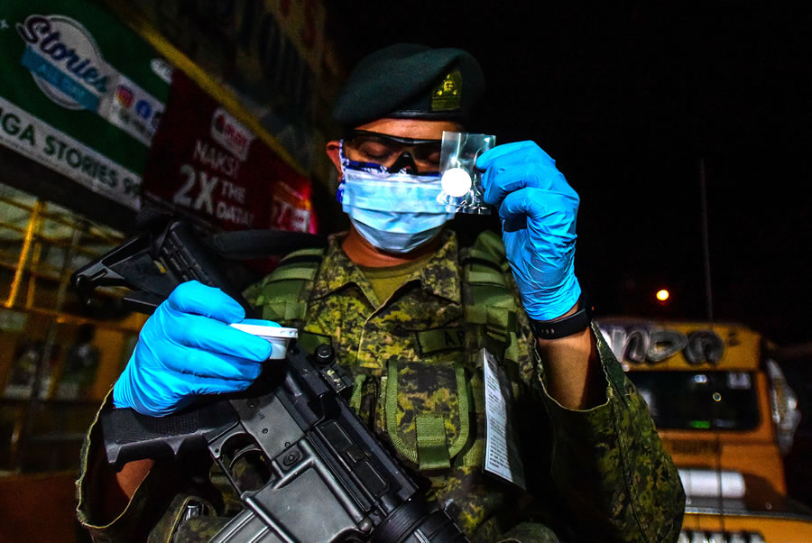 En Filipinas el ejercito patrulla las calles. (AFP)
