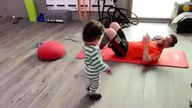 Messi entrena en su casa en compañía de su familia.