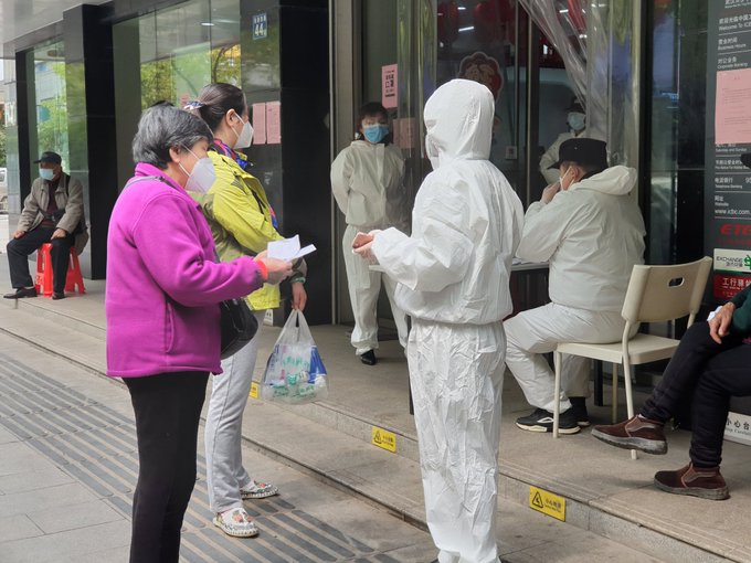 Los adultos mayores tienen 2 horas libres para disfrutar de la calle, antes de volver a la cuarentena (FOTOS: Twitter)