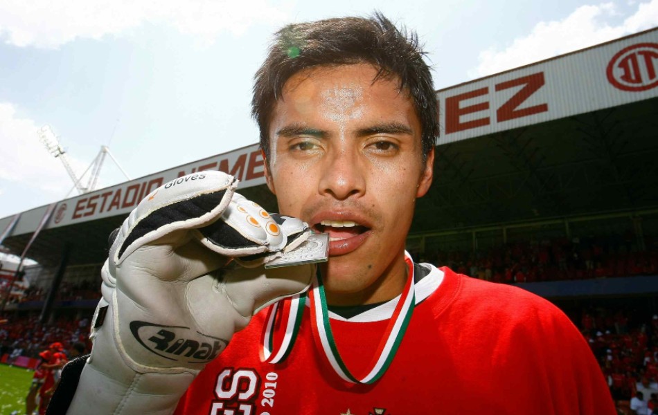 Alfredo Talavera presume la medalla de campeón siendo la figura de los Diablos Rojos. (Mexsport)