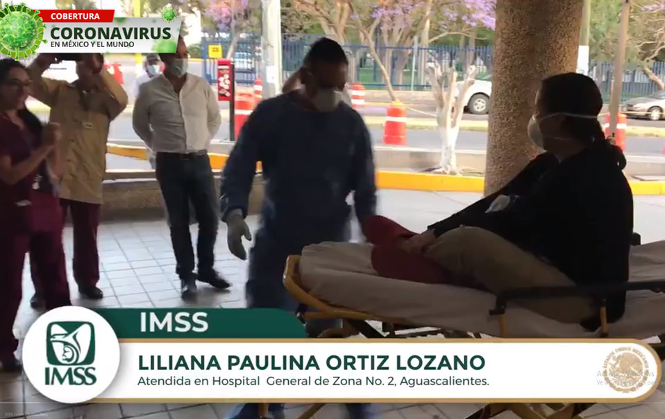 Entre aplausos, mujer en Aguascalientes es dada de alta por Covid-19