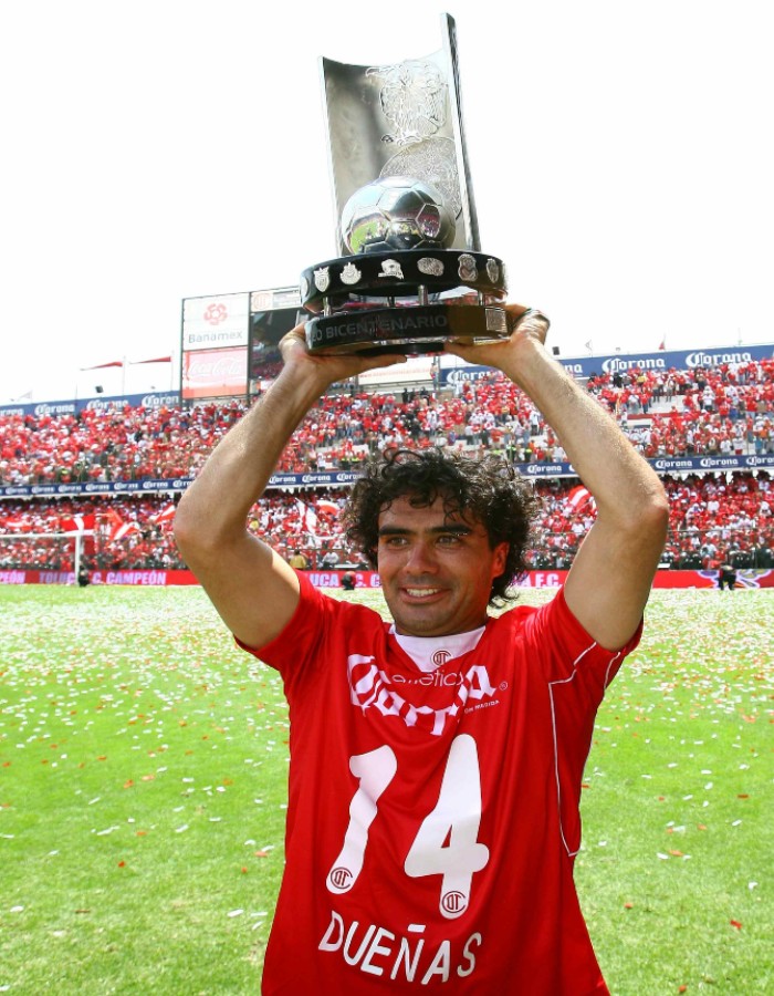 Edgar Dueñas alza la copa de campeón luego de anotar el penal de los escarlatas en muerte súbita. (Mexsport)
