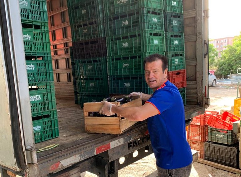 El propio Dunga ayudó a cargar los víveres en camiones.