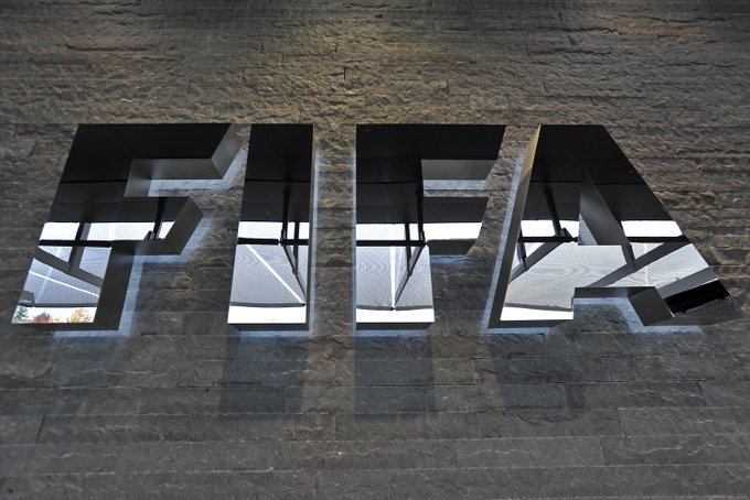 La FIFA sabe que no hay condiciones sanitarias para jugar. (Foto: @fifacom_es)