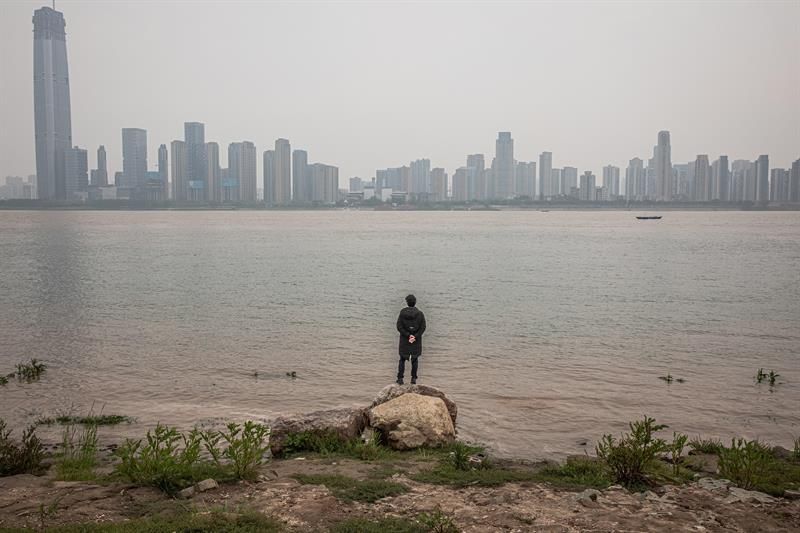 Un hombre disfruta del paisaje que no pudo ver en el último mes (FOTOS: Twitter)