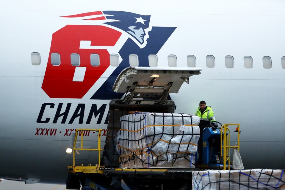 El avión de Patriots trajo 1.2 millones de mascarillas. (Foto: AFP)