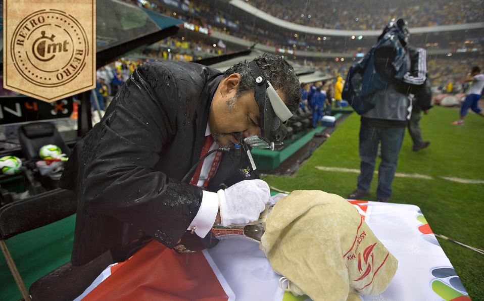 José Juan Marmolejo fue el encargado de grabar el trofeo de campeón en aquella final de América vs. Cruz Azul. Foto: Imago7