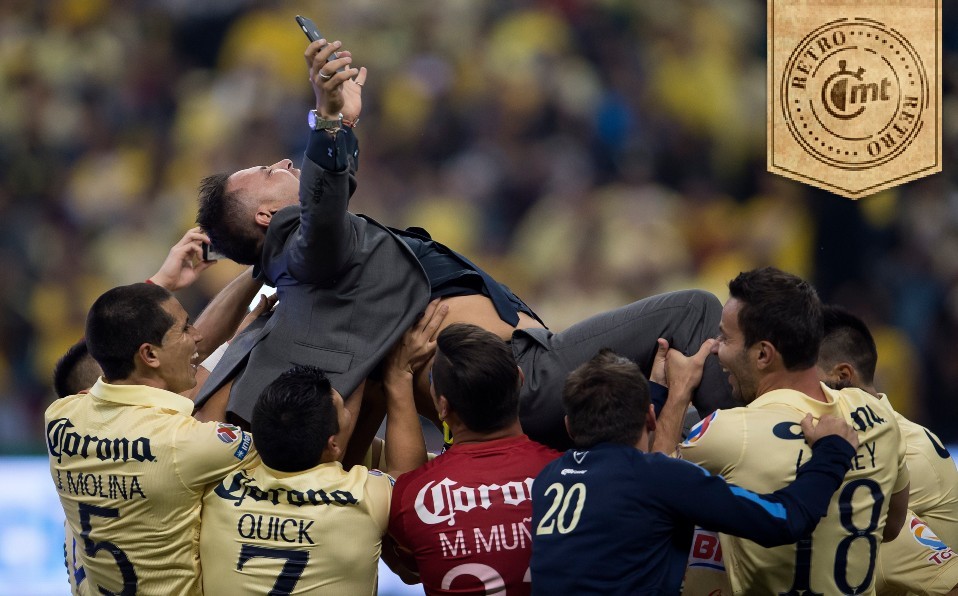 Antonio Mohamed fue levantado por todos sus jugadores durante el festejo. (Mexsport)