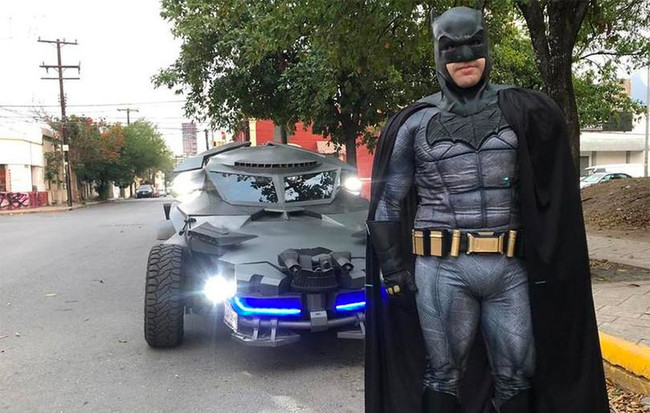 'Batman' recorre Monterrey en su Batimóvil; pide no salir (Especial)
