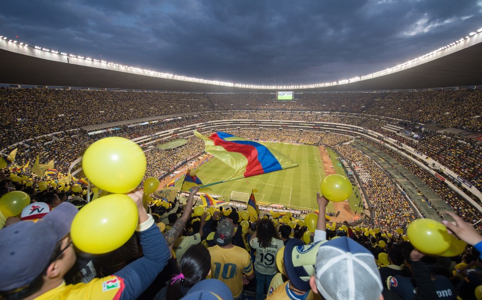 El Azteca con lleno y ambiente espectacular. (Mexsport)