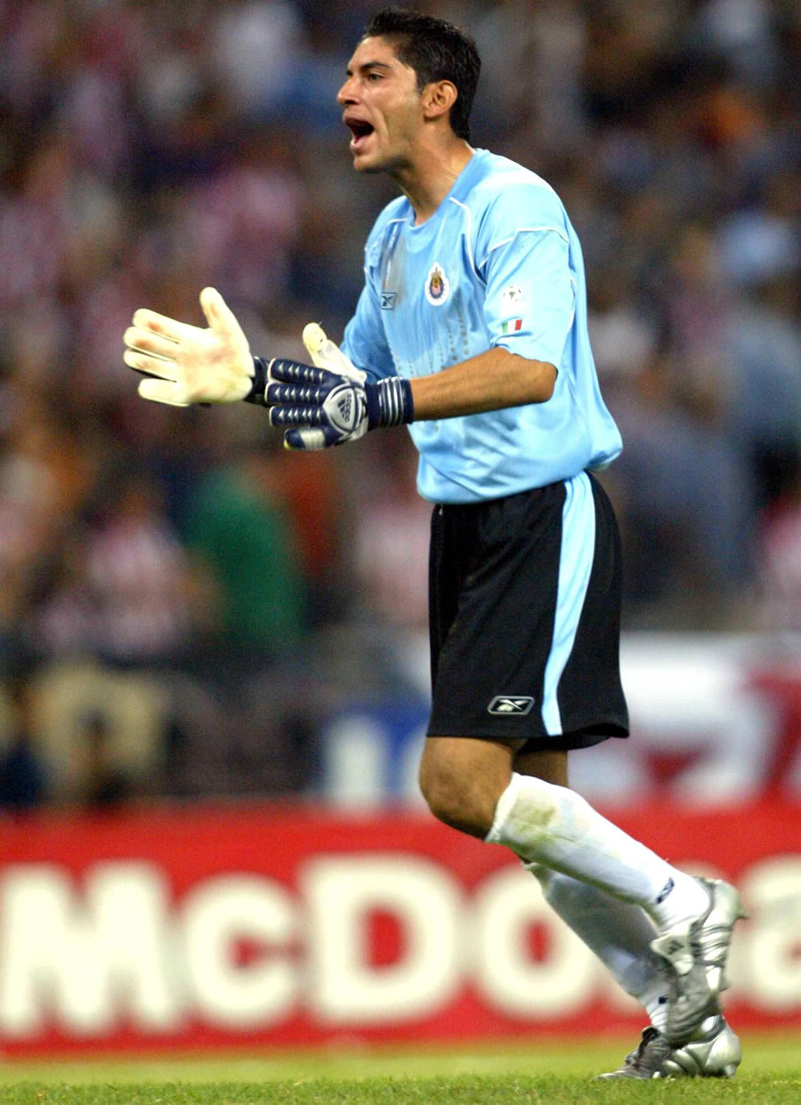 Jesús Corona, quien jugaba para Tecos, defendió la portería de Chivas en la edición de 2005. (Foto: Mexsport)