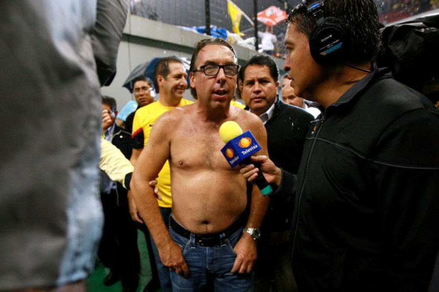 El mandamás de  Televisa terminó sin playera y empapado por la lluvia.