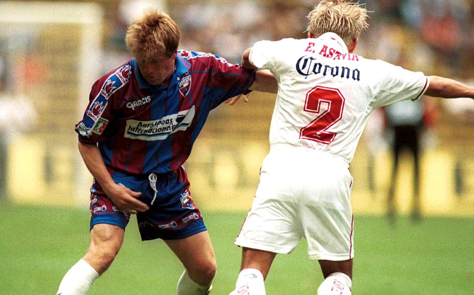 Como jugador del Atlante no solo era un férreo defensa, si no un jugador con un peinado único. (Mexsport)