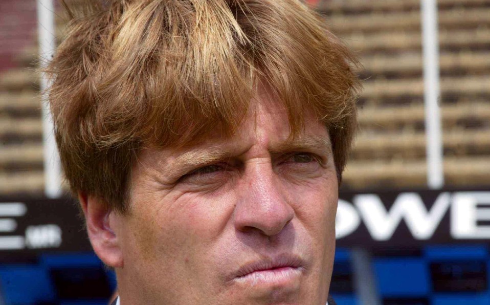 Siempre analítico Miguel Herrera acompaño su buen vestir con peinados que resaltaban su elegancia. (Mexsport)