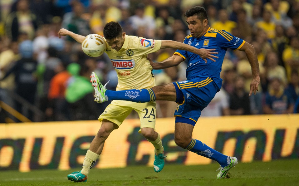 Oribe Peralta y José Rivas tuvieron varias batallas durante el partido en el Azteca. (Mexsport)
