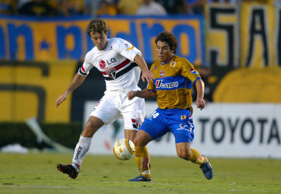 Salvador Cabañas, quien jugaba para Jaguares, reforzó a los Tigres en la edición de 2005. (Foto: Mexsport)