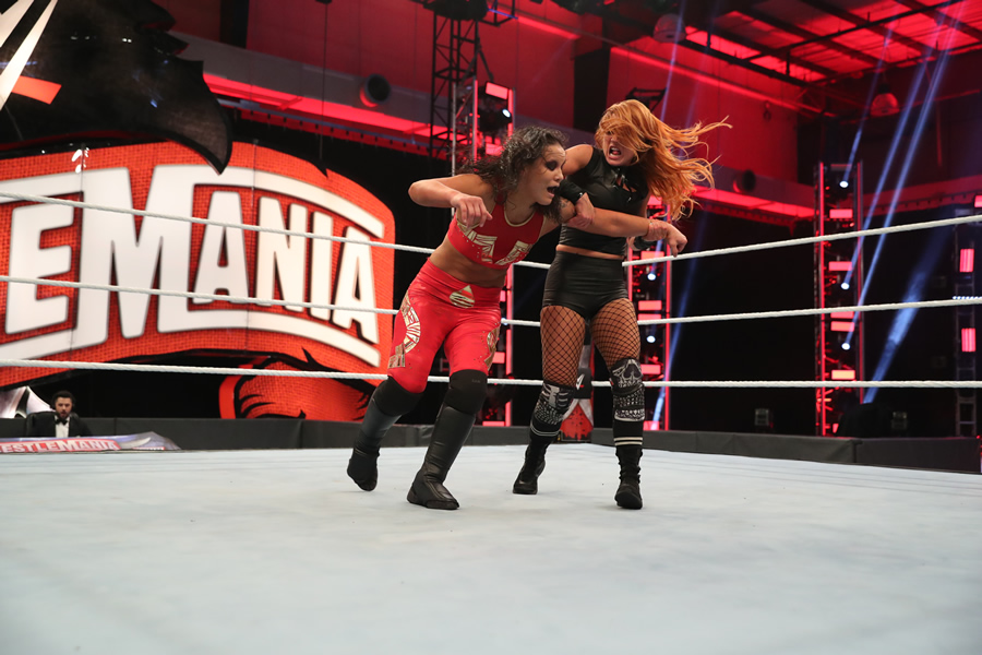 Becky Lynch surió pero venció a  Shayna Baszler.