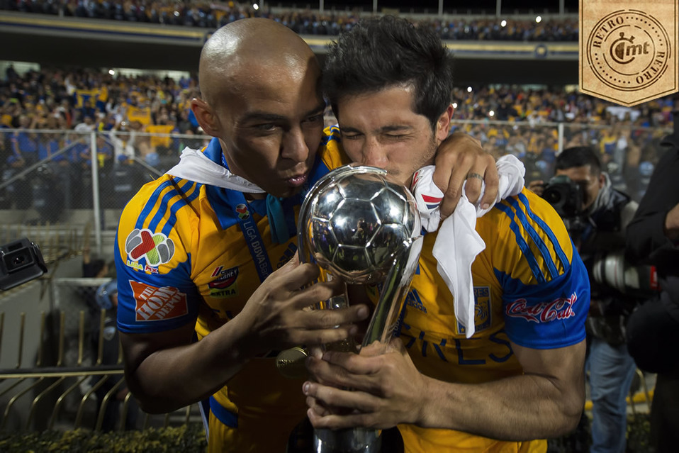 El Cacha Arevalo y Damián Álvarez con el título (FOTO: Mexsport)