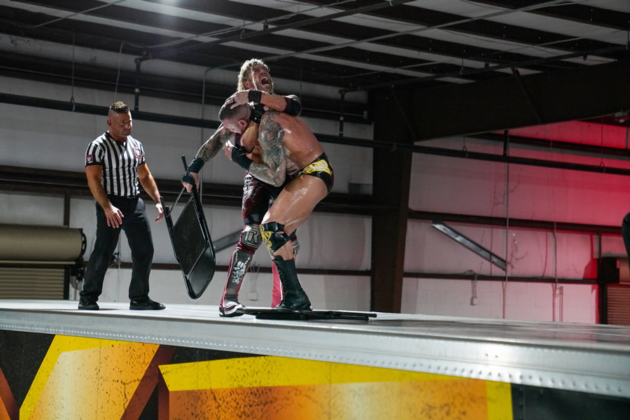 En su regreso, Edge venció a Randy Orton.