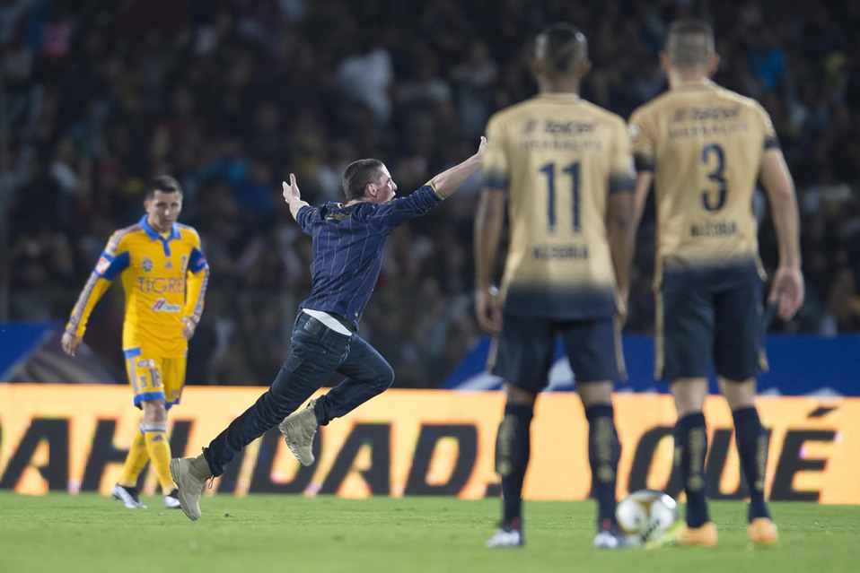 Durante este encuentro no faltó el aficionado que invadió la cancha. (FOTO: Mexsport)