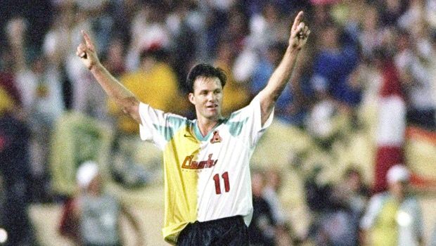 Eric Wynalda jugaba para el San Jose Clash en el encuentro inaugural de 1996.
