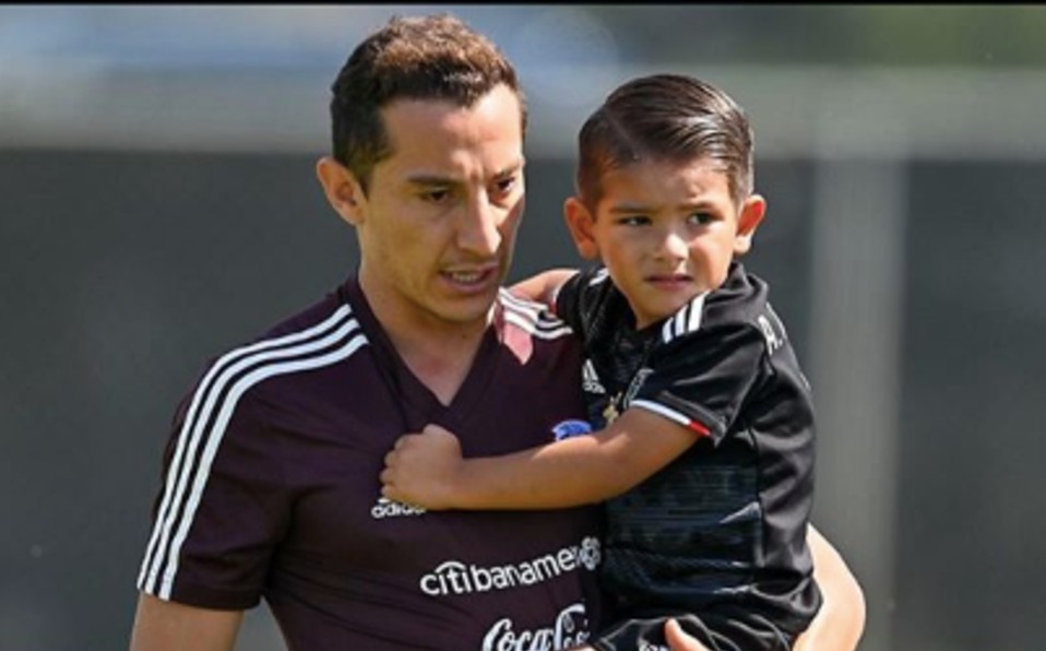 Guardado con su hijo Máximo. (@andresgua18)