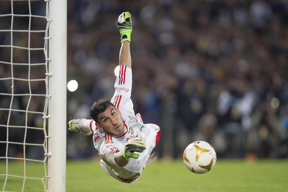 Nahuel Guzmán detuvo el cuarto penal cobrado por Pumas, atajó el disparo de Javier cortés (FOTO: Mexsport)
