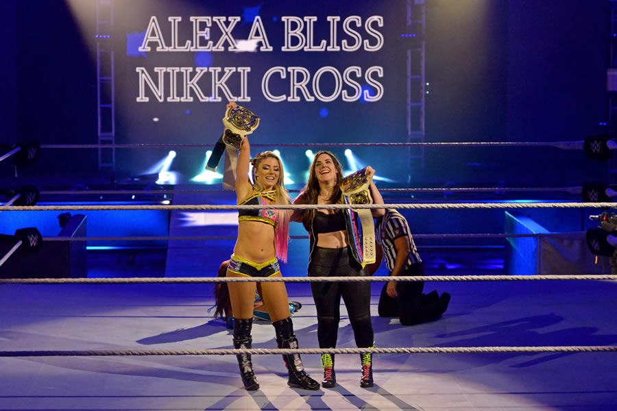 Nikki Cross y Alexa Bliss se llevaron el Campeonato de Parejas Femenil.