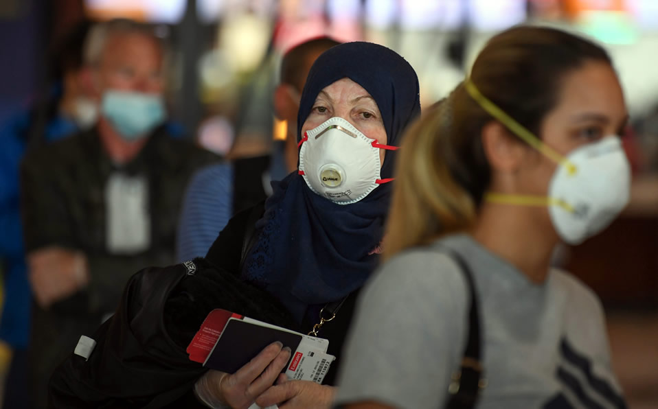 Las personas siguen utilizando las mascarillas. (Foto: AFP)
