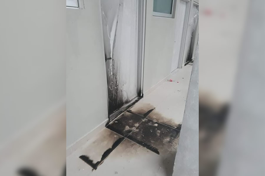 Varias puertas del hospital fueron quemadas. (Foto: Gobierno Municipal de Sabinas Hidalgo)