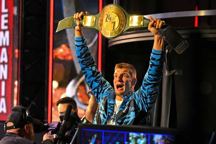 Rob Gronkowski se robó el Campeonato 24/7.
