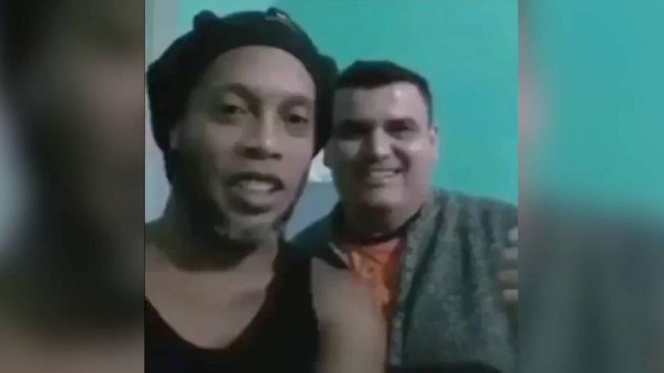 Ronaldinho y su compañero en las retas desde la cárcel.
