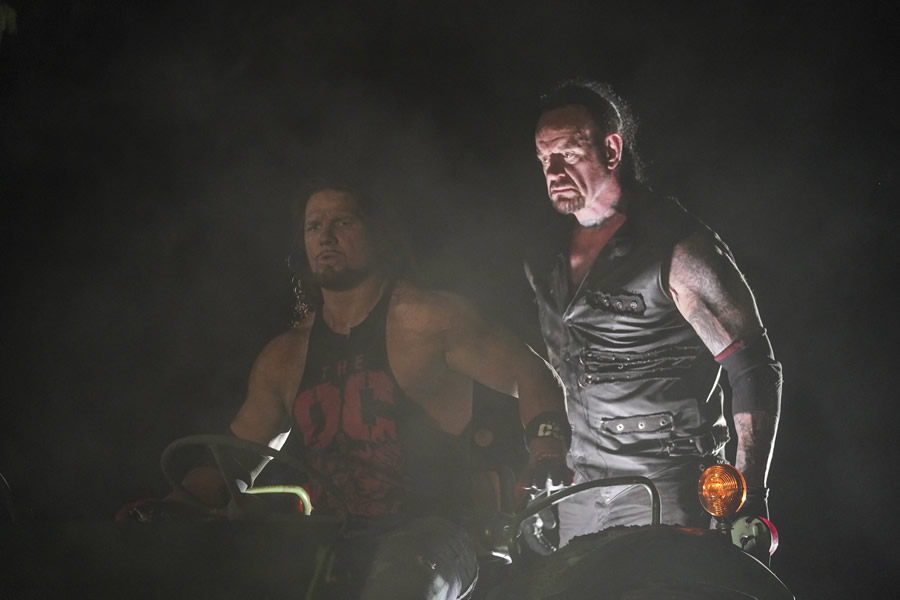 The Undertaker enterró a AJ Styles y mostró que aún tiene 'poder'.