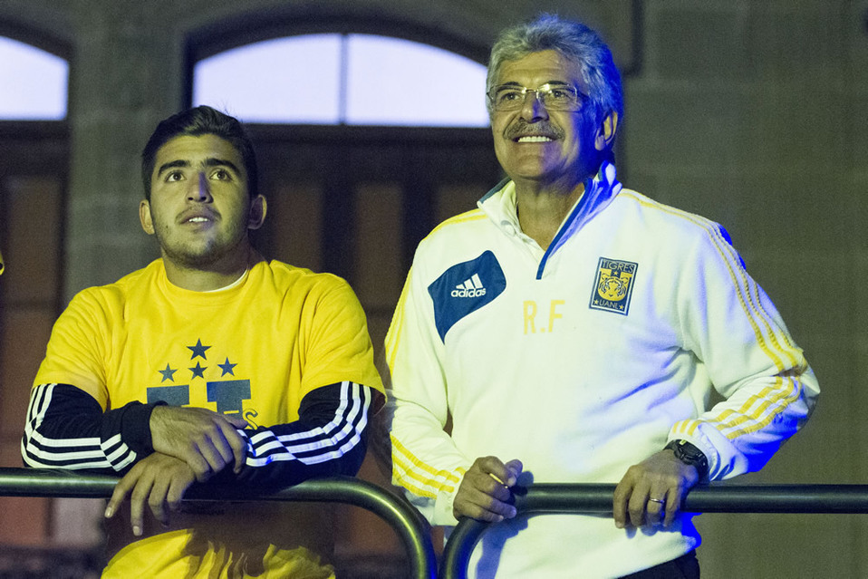 Tuca Ferretti se vio muy sonriente en la Macro, ya que empataba a Carlos Miloc como el DT de Tigres con dos títulos (FOTO: Mexsport)