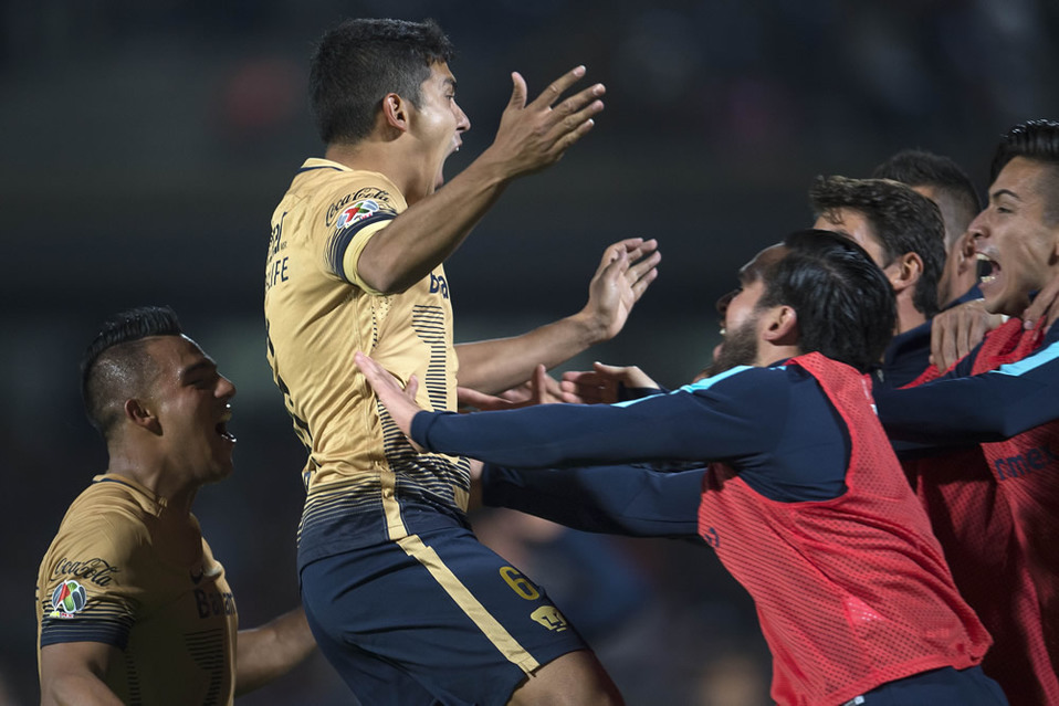 En la Vuelta a celebrarse en CU, Eduardo Herrera le dio a Pumas la motivación para buscar el milagro, al anotar el 1-0 al minuto 44. (FOTO: Mexsport)