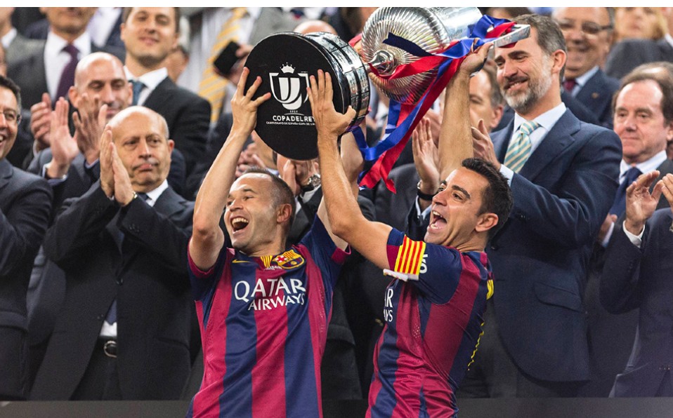 Xavi y Andrés levantando la Copa del Rey. (Twitter)