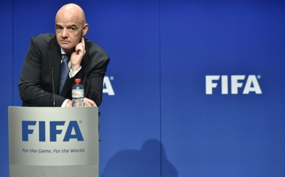 La FIFA, que encabeza Gianni Infantino, ha dado estas recomendaciones. Foto: AFP