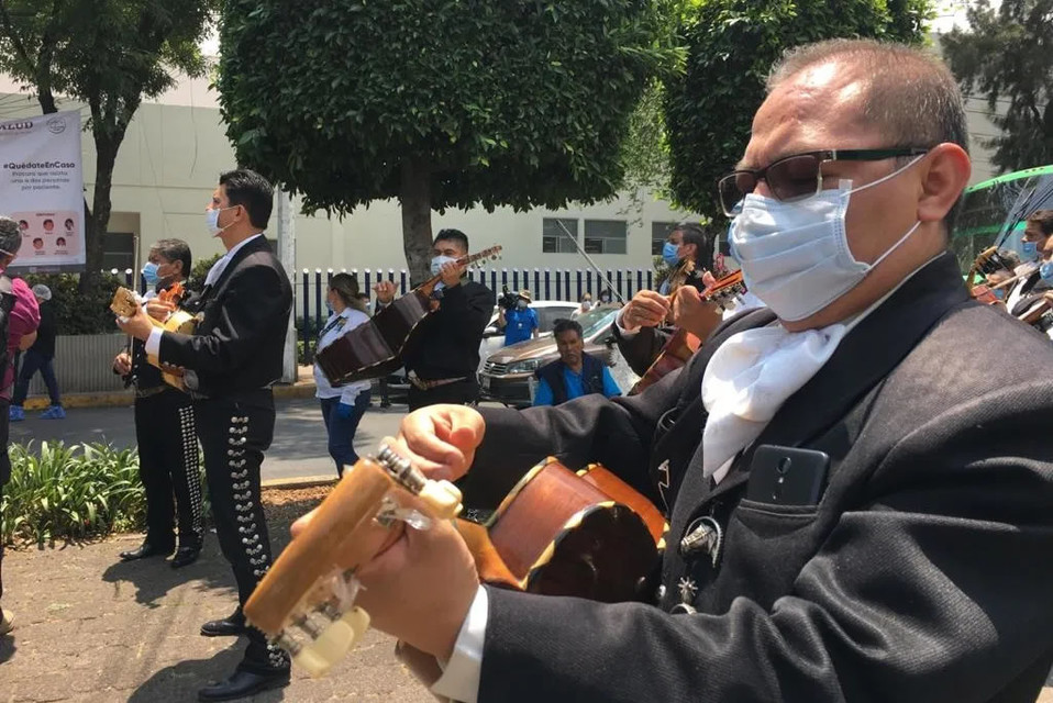 Los maiachis llegaron con tapabocas al INER. Foto: Armando Vázquez