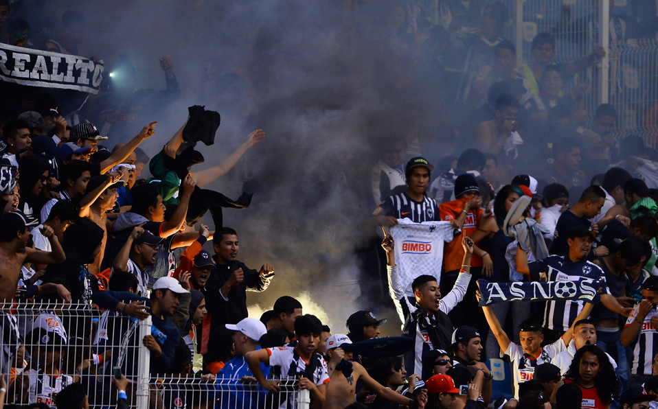 Aficionados de Rayados prendieron fuego a las butacas de Cuauhtécmoc en la Jornada 2 del Clausura 2016. (Foto: Mexsport)
