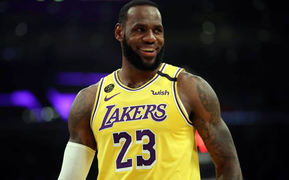 LeBron James es la más grande estrella de la NBA y juega con los Lakers. (AFP)