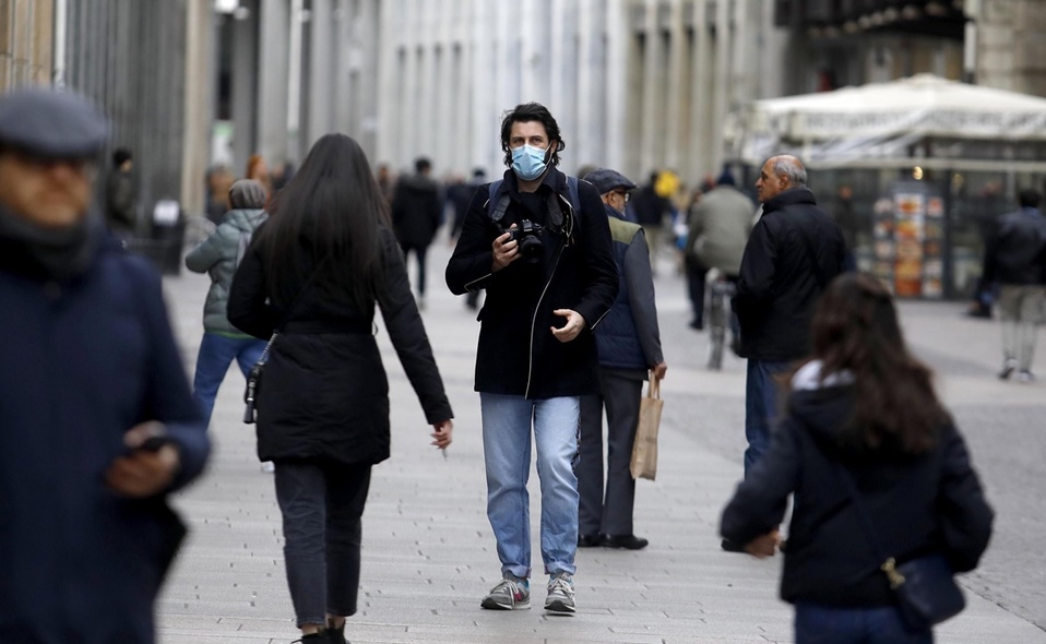 Los ciudadanos deben seguir la reglas básicas de higiene y distancia social para frenar la curva de contagios.