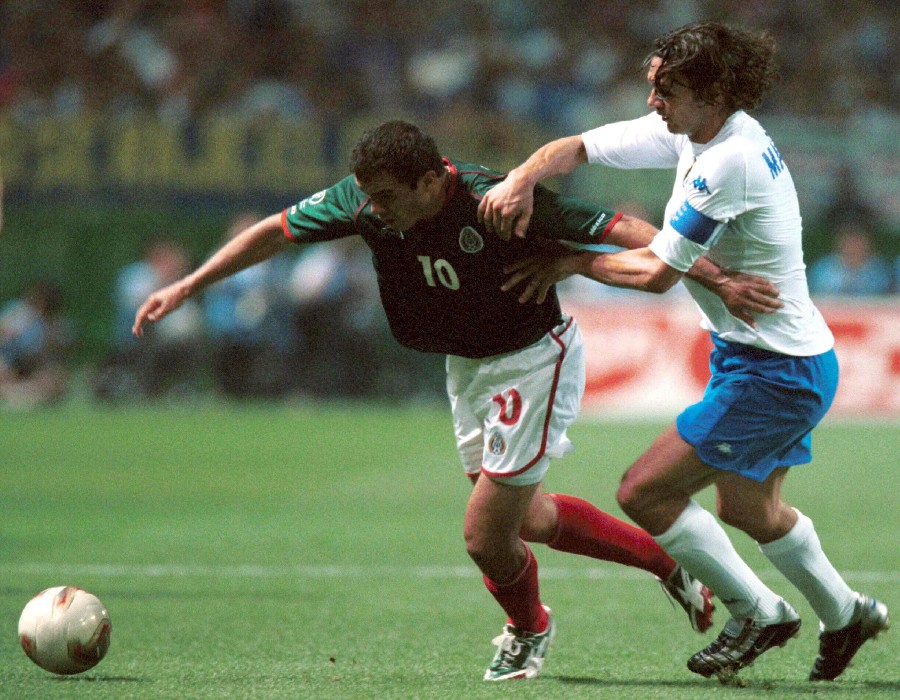 Cuauhtémoc Blanco ante la marca de un tal Paolo Maldini. (Mexsport)