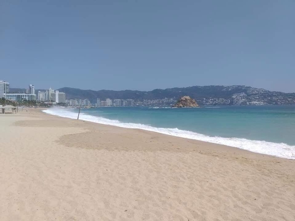 Lucen desiertas las playas.