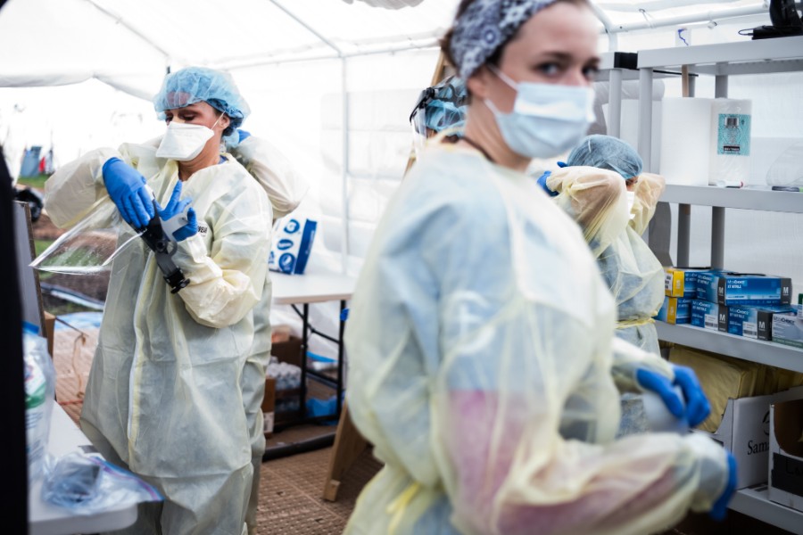 Los médicos en Estados Unidos han estado trabajando a tope por el Covid-19. FOTO: AFP.