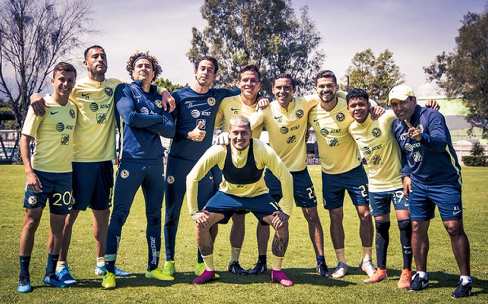 Óscar Jiménez lucha por la titularidad con Guillermo Ochoa (Twitter @ClubAmerica)