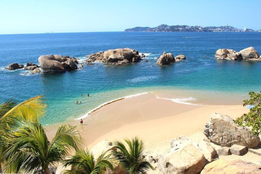 Las personas que se acercaron a la playa no dudaron en fotografiar el mar.