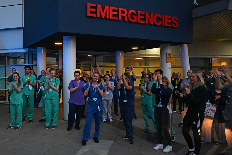 La recuperación de  abuelo ha levantado la moral en hospitales del país. (Foto: AFP)