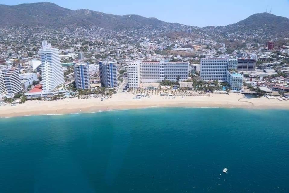 Una postal magnifica del mar y las playas vacías.